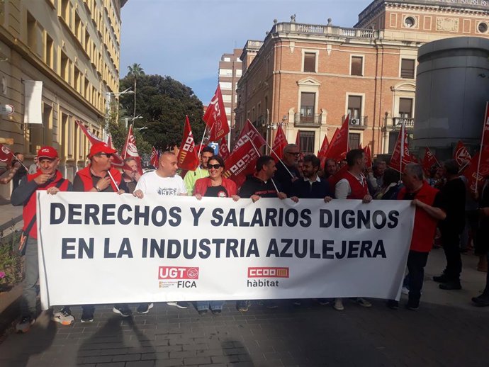 Manifestación de delegados de UGT y CCOO