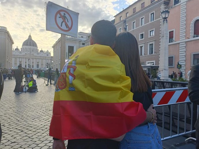 Españoles en la Plaza de San Pedro esperando la primera fumata del Cónclave