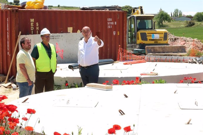 El presidente de la Diputación, Miguel Ángel de Vicente, durante una visita a obras de saneamiento de aguas en Fuentesaúco