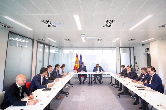 El ministro para la Transformación Digital y de la Función Pública, Óscar López, reunido con las principales empresas españolas vinculadas a la ciberseguridad