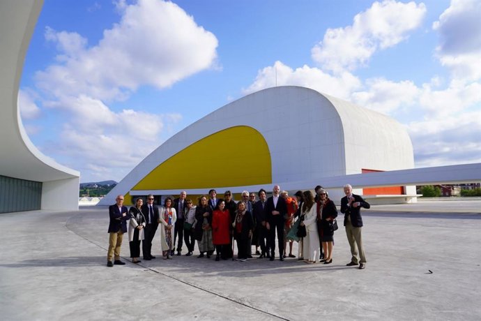 El Patronato De La Hispanic Society Visita El Centro Niemeyer.