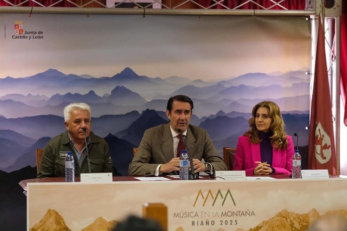 El consejero de Medio Ambiente, Vivienda y Ordenación del Territorio, Juan Carlos Suárez-Quiñones (centro), en la presentación del festival ‘Música en la Montaña’