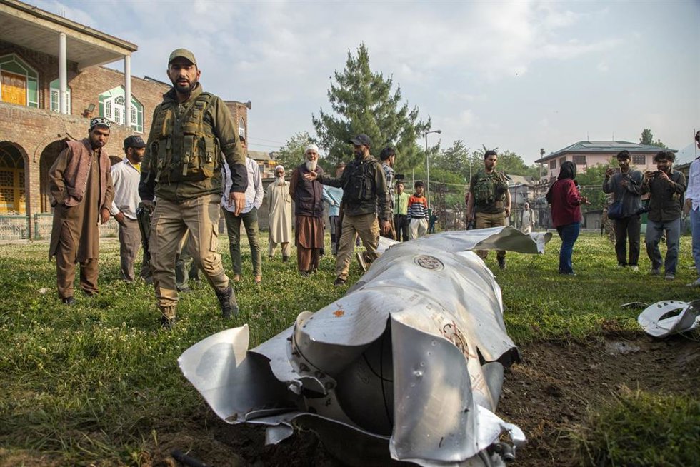 Restos de una supuesta aeronave en Srinagar, en la parte de Cachemira controlada por India