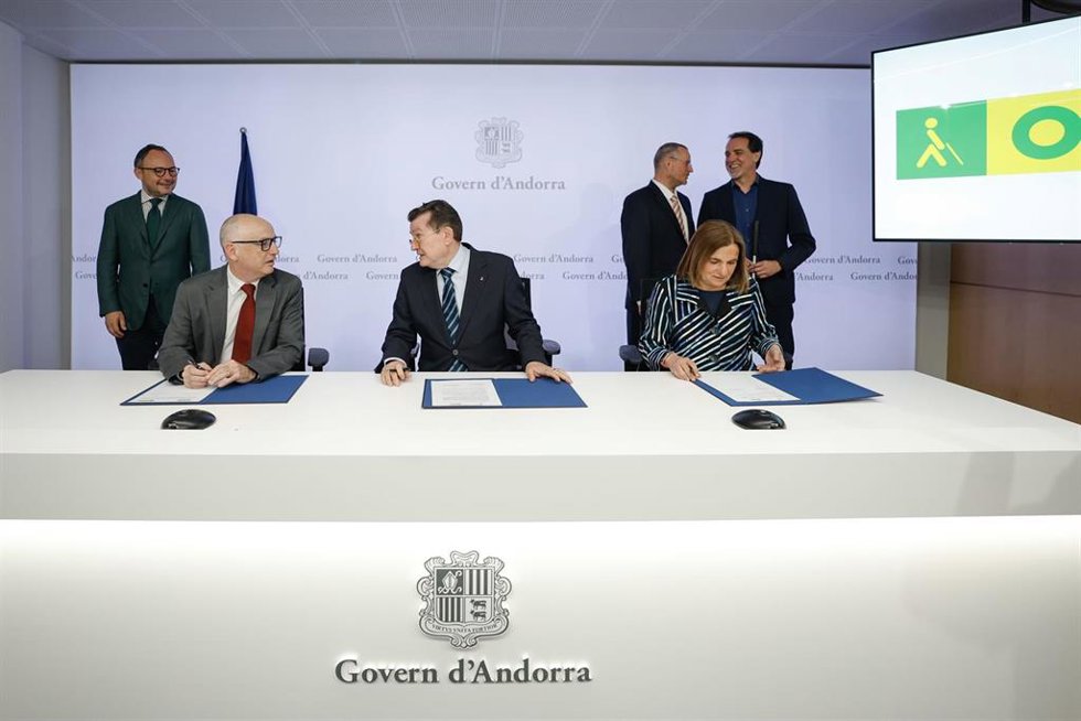 Un instante de la firma del convenio entre la ONCE y el Gobierno de Andorra