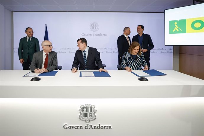 Un instant de la signatura del conveni entre l'ONCE i el Govern d'Andorra