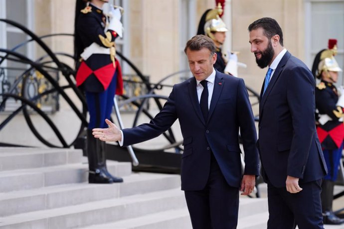 07 May 2025, France, Paris: Syria's President Ahmed Al-Sharaa (R) welcomed by French President Emmanuel Macron ahead of their meeting at the Elysee Palace. Photo: -/APA Images via ZUMA Press Wire/dpa