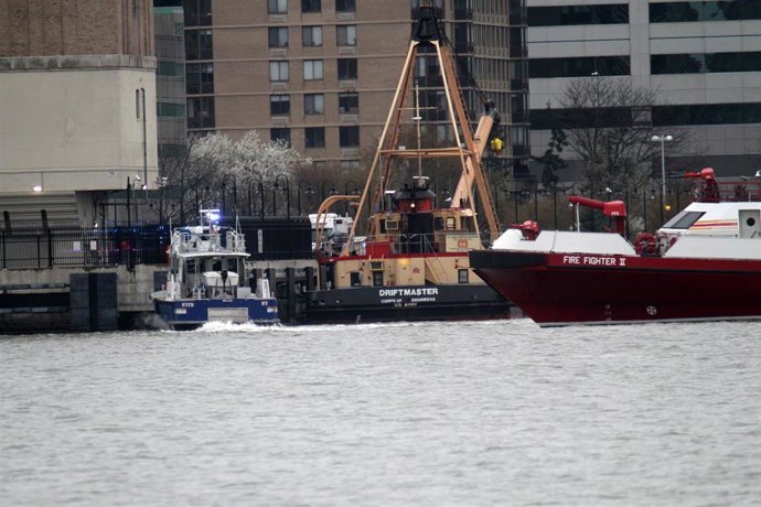 Los servicios de emergencia trabajan en las aguas del río Hudson tras la caída de un helicóptero en el que viajaba una familia española