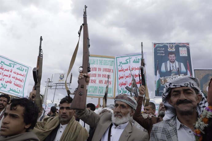 02 May 2025, Yemen, Sanaa: Thousands of Yemenis gather in Sanaa's Al-Sabeen Square to demonstrate unwavering solidarity with Palestine and vehemently denounce Israel and the US. Organized by the Houthis, the protest included chants against Israeli actions
