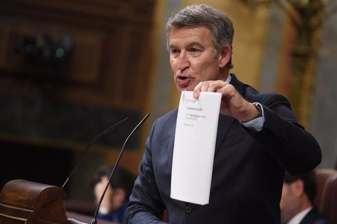 El presidente del PP, Alberto Núñez Feijóo, interviene durante una sesión plenaria, en el Congreso de los Diputados, a 7 de mayo de 2025, en Madrid (España). El presidente del Gobierno comparece en el Congreso para dar explicaciones sobre el aumento del g