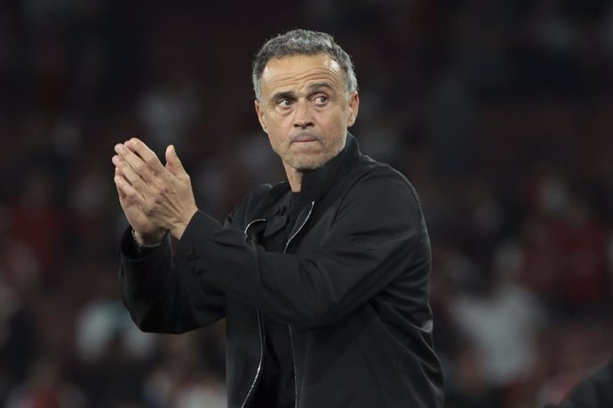 PSG coach Luis Enrique salutes the supporters following the UEFA Champions League, Semi-finals, 1st leg football match between Arsenal FC and Paris Saint-Germain (PSG) on April 29, 2025 at Emirates Stadium in London, England - Photo Jean Catuffe / DPPI