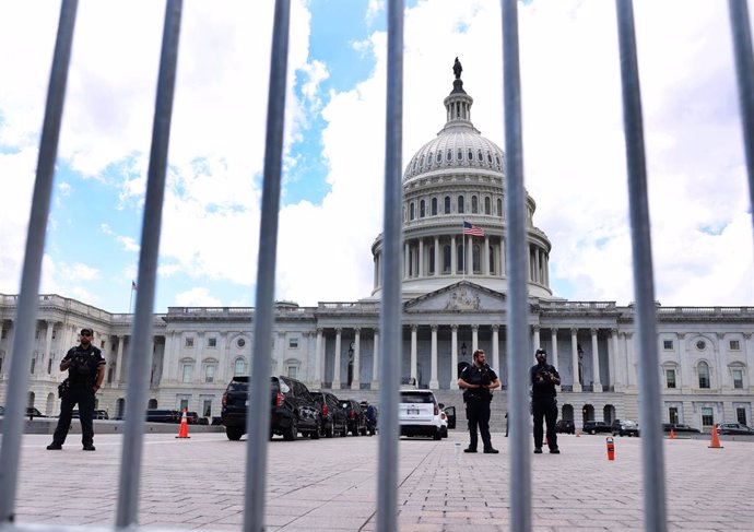 May 6, 2025, Washington Dc, Virginia, USA: Capitol Police officers secure the area around the US Capitol in Washington, DC, USA, on May 6, 2025.