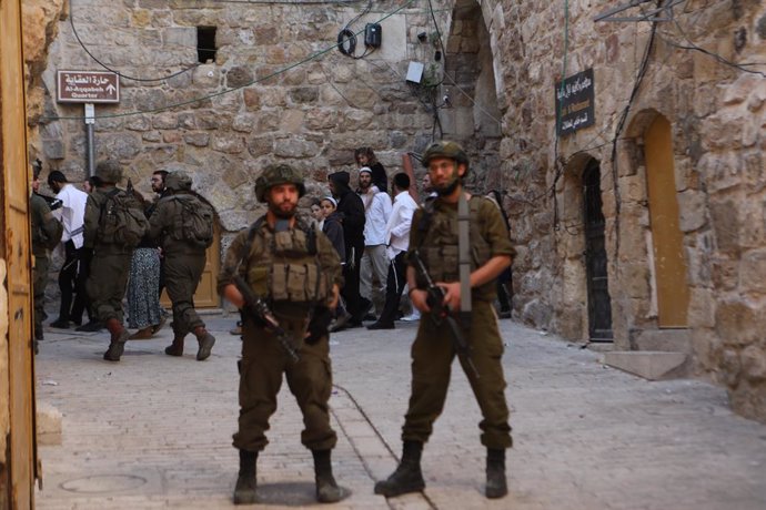 Archivo - November 16, 2024, Hebron, West Bank, Palestinian Territory: Israeli forces take security measures in the Old City during a raid to provide protection for activist Jewish settlers who want to visit a historical site in Hebron. Tension has been r