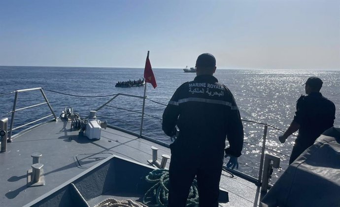 Archivo - Imagen de archivo de las autoridades de Marruecos interceptando una embarcación con migrantes