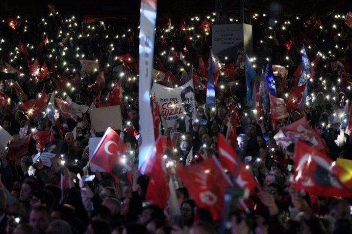 April 16, 2025, Beylikduzu, Istanbul, Turkey: Supporters of Istanbul Mayor Ekrem Imamoglu attend a rally to protest against the arrest of Istanbul Mayor Ekrem Imamoglu as part of a corruption investigation, in Beylikduzu, Istanbul onÂ AprilÂ 16,Â 2025.