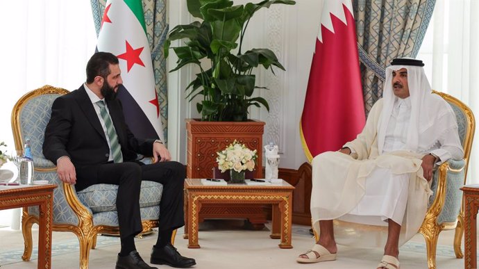 O presidente de transição da Síria, Ahmed al Shara, com o emir do Catar, xeique Tamim bin Hamad al Thani.