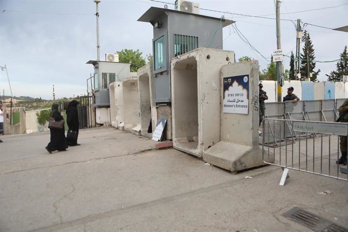 Archivo - Palestinos cruzan un puesto de control del ejército israelí en Belén, en la Cisjordania ocupada, el 28 de marzo de 2025.