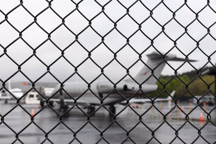 April 29, 2025, Seattle, Washington, U.S: A small private plane prepares for takeoff at Signature Aviation at King County International Airport in Seattle on Tuesday, April 29, 2025. Signature Aviation, a fixed base operator, is currently servicing ICE Ai