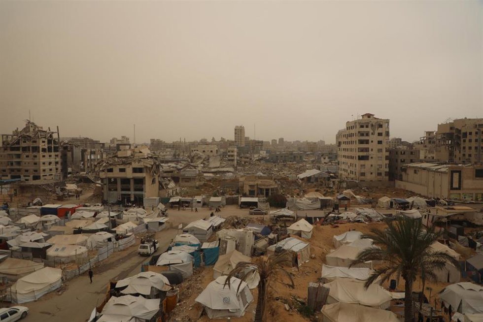 Tiendas de campaña de palestinos desplazados en la ciudad de Gaza