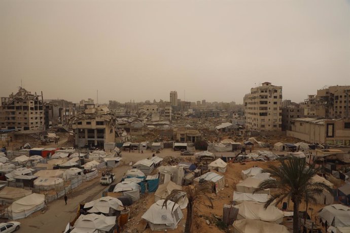 Tiendas de campaña de palestinos desplazados en la ciudad de Gaza