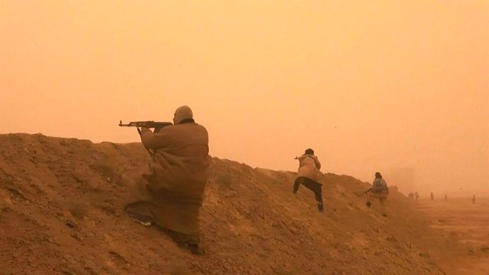 Archivo - January 19, 2018 - Abu Duhur, Syria - Still image taken from a propaganda video released January 19, 2018 showing Islamic State fighters launching an attack against Syrian government forces during a sandstorm outside Deir ez-Zor, Syria.