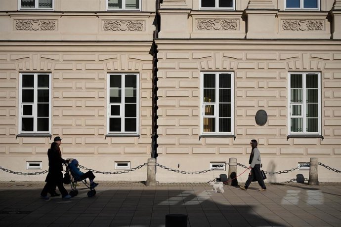 Archivo - Varias personas caminan frente a un edificio de la Universidad de Varsovia en Varsovia, Polonia, el 28 de marzo de 2025.