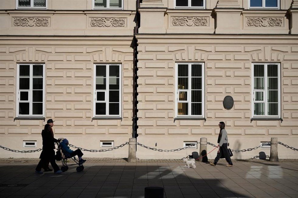 Archivo - Varias personas caminan frente a un edificio de la Universidad de Varsovia en Varsovia, Polonia, el 28 de marzo de 2025.