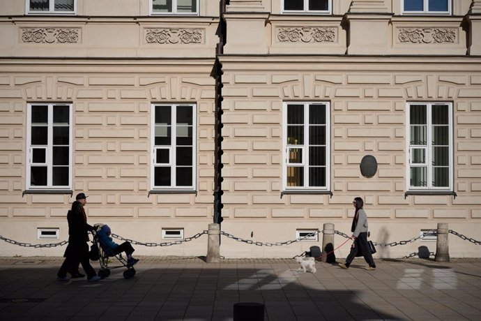 Archivo - WARSAW, March 29, 2025  -- People walk along a building of the Warsaw University in Warsaw, Poland on March 28, 2025.