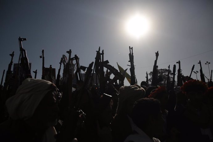 Archivo - Simpatizantes de los hutíes en la capital de Yemen, Saná, en una manifestación en solidaridad con el pueblo palestino