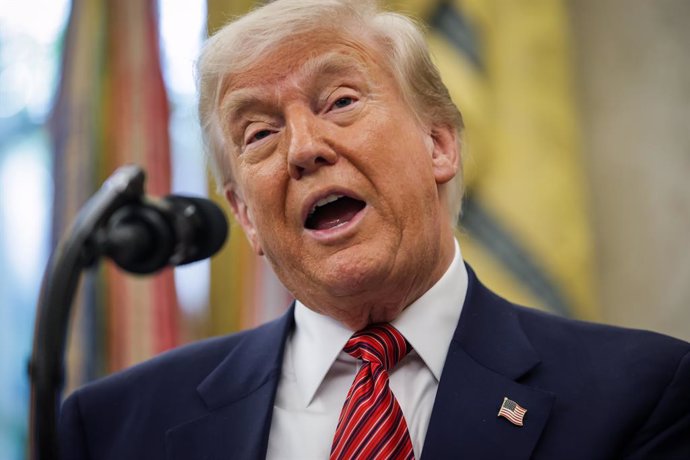 7 de maio de 2025, Washington, Distrito de Columbia, EUA: O presidente dos Estados Unidos, DONALD J. TRUMP, responde a perguntas de repórteres após o ex-senador americano Perdue (republicano da Geórgia) ter sido empossado como embaixador dos EUA na Repúbl