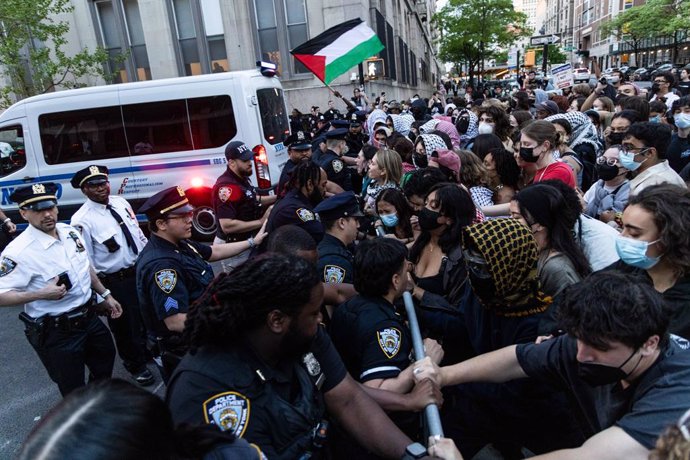 May 7, 2025, New York, New York, USA: Chaos ensues between the NYPD and pro-Palestine protesters outside of Butler Library.