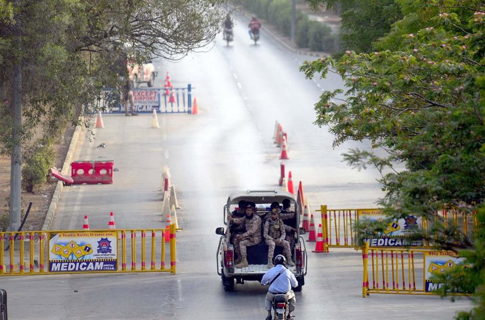 La carretera del Aeropuerto Internacional de Jinnah, en Pakistán, sin apenas tráfico tras la suspensión de las operaciones de vuelo varios aeropuertos a causa del conflicto armado con India.