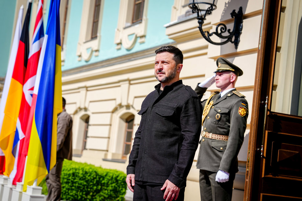 10 May 2025, Ukraine, Kiev: Ukrainian President Volodymyr Zelensky waits in front of St. Mary's Palace in Kyiv. The meeting with European leaders aims to push for a 30-day ceasefire. Photo: Kay Nietfeld/dpa
