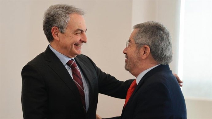 El expresidente del Gobierno socialista José Luis Rodríguez Zapatero con el ministro de Exteriores de México, Juan Ramón de la Fuente.