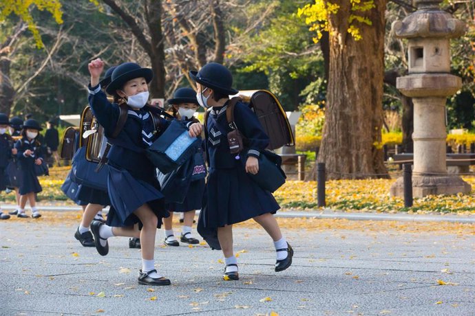 Archivo - Estudiantes de primaria en Japón caminan de vuelta a casa después de sus clases en 2020 en Tokio.