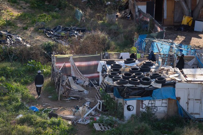 Archivo - Arxiu - Una persona camina entre les barraques del barri de Vallcarca i els Penitents, a 20 de desembre de 2024, a Barcelona, Catalunya (Espanya).