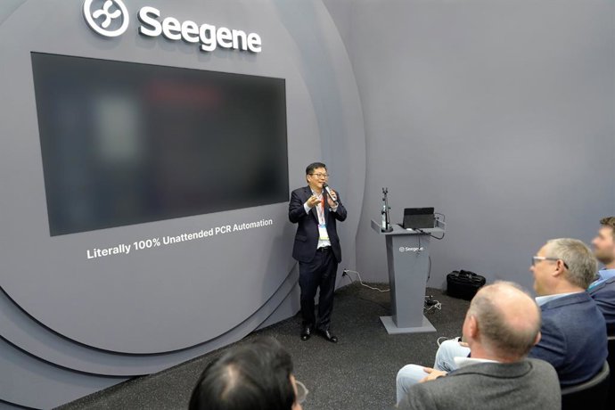 YoungSeag Baeg, head of Strategy and Planning at Seegene, briefs customers on CURECA on April 14 during ESCMID 2025, held in Vienna, Austria.