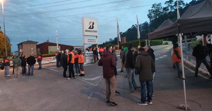 Décima jornada de huelga en la planta de Bridgestone de Puente San Miguel