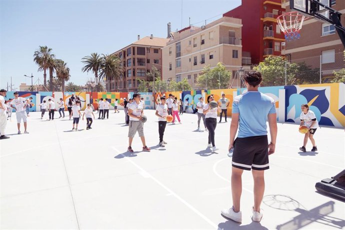 Inauguración de  'la Pintada del Cabanyal',  espacio de deporte y convivencia en el barrio valenciano, en el que 200 alumnos del Colegio Diocesano Santiago Apóstol han pintado un mural y que acogerá  el Campus Social Basketball Kellogg's