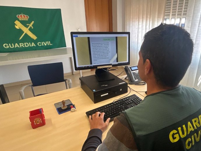 Agente de la Guardia Civil en tareas de investigación