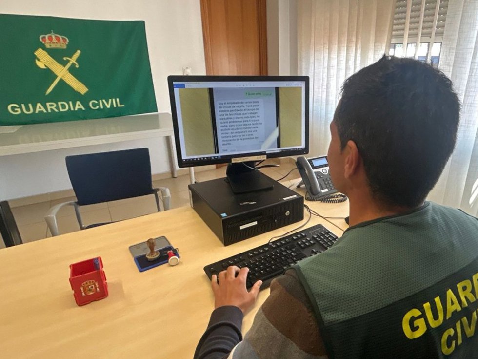 Agente de la Guardia Civil en tareas de investigación