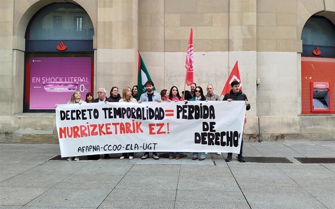 Concentración de los sindicatos Afapna, CCOO, ELA y UGT en contra del decreto-ley sobre temporalidad