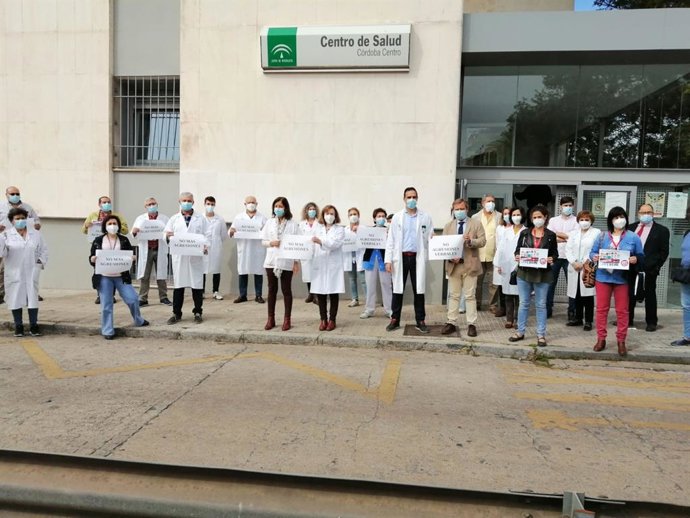 Archivo - Concentración de responsables y profesionales sanitarios ante una agresión en el Centro de Salud Córdoba Centro, en una imagen de archivo.