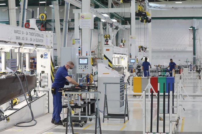 Archivo - Operario en una fábrica.