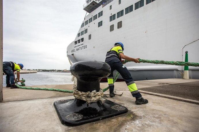 Archivo - Un trabajador en puerto de Ciutadella.