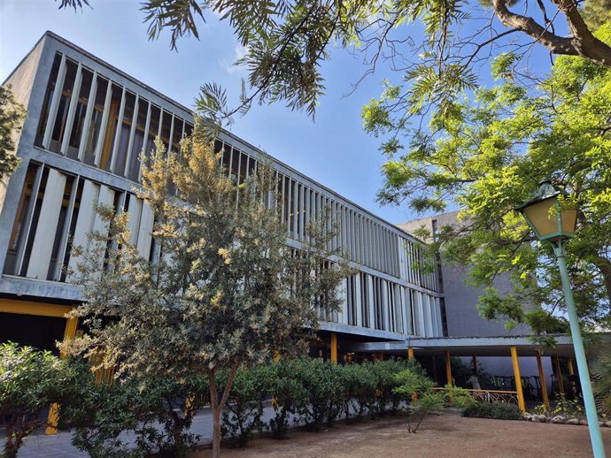 Archivo - Fachada exterior del IES Antoni Maura de Palma