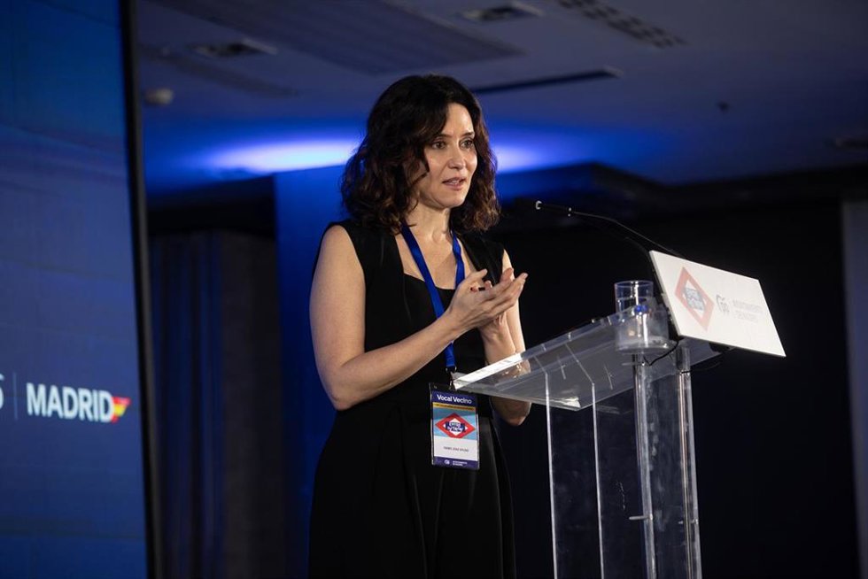 La presidenta de la Comunidad de Madrid y presidente del PP de Madrid, Isabel Díaz Ayuso, interviene durante las I Jornadas Entre Distritos del PP de Madrid, en el Hotel NH Collection Madrid Eurobuilding, a 26 de abril de 2025, en Madrid (España).