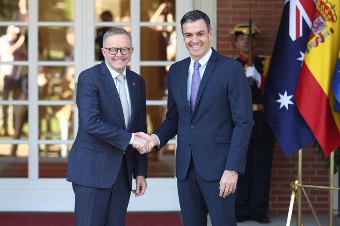 Archivo - El presidente del Gobierno, Pedro Sánchez (d), recibe al primer ministro de Australia, Anthony Albanese, en el Palacio de la Moncloa, a 28 de junio de 2022, en Madrid (España). 