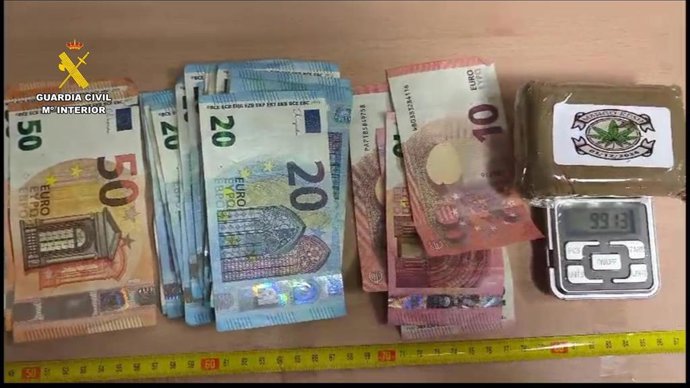 La Guardia Civil detiene al conductor de un vehículo por tráfico de drogas