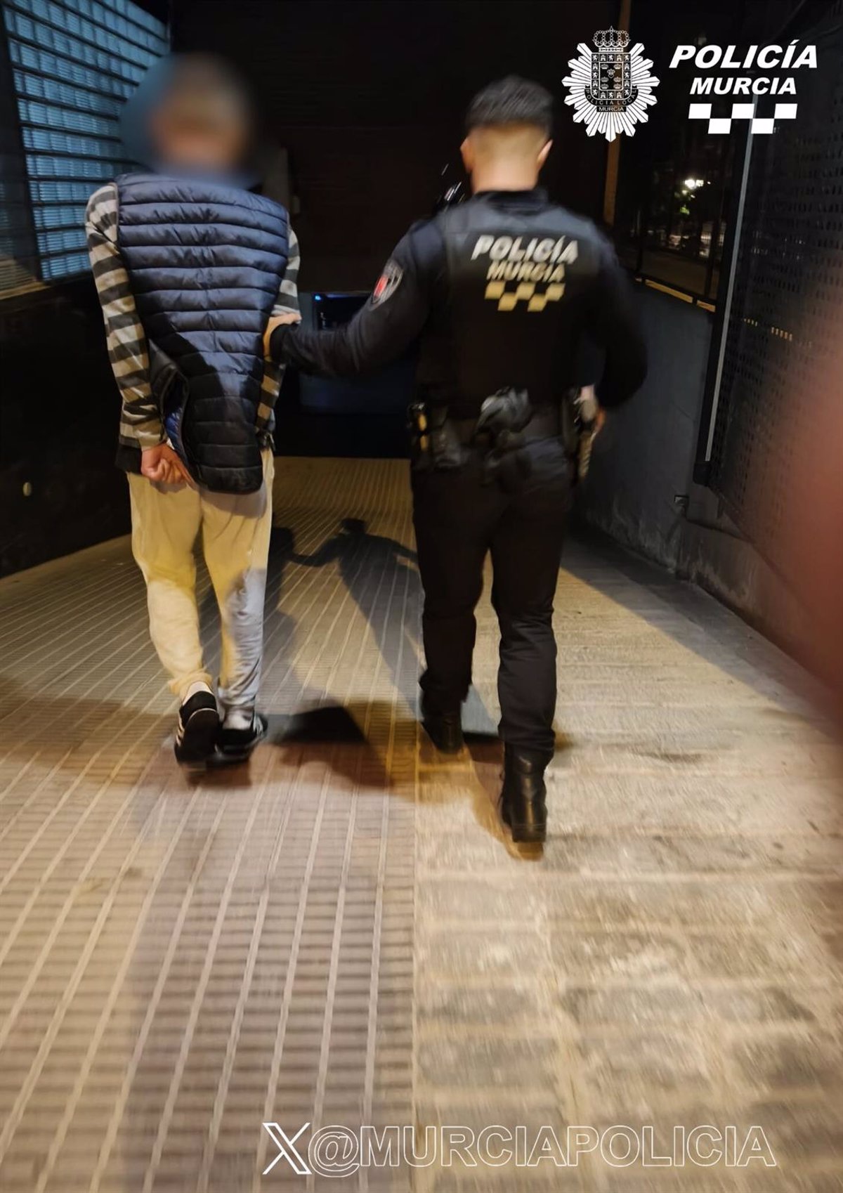 Detenido un hombre con orden de detención al levantar sospechas por cambiar de acera cuando vio a los agentes