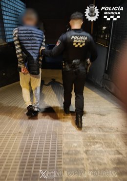 Imagen del individuo, custodiado por la Policía Local